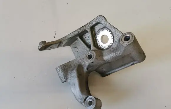 Engine mounting bracket