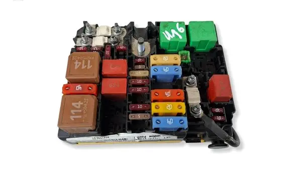 Peugeot 208 I Fuse module 9804848580