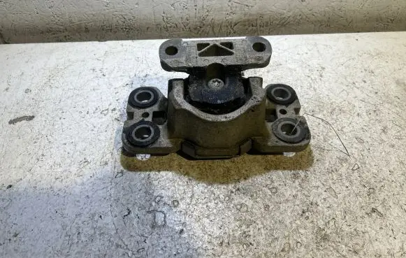 Volvo S60 Engine mount bracket