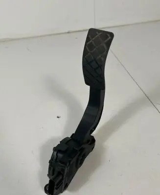 Accelerator throttle pedal