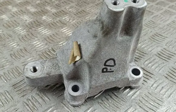 Engine mounting bracket