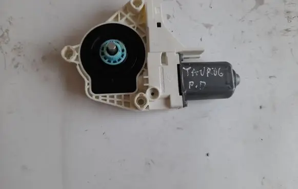 Volkswagen Touareg II Front door window regulator motor 8K0959802B