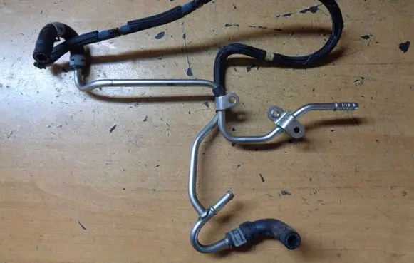 Volkswagen PASSAT B7 Brake vacuum hose/pipe B21042DA