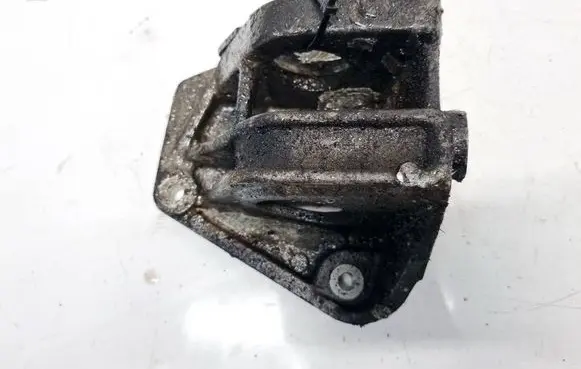 Engine mounting bracket