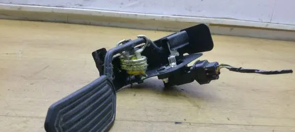 Toyota Avensis T250 Accelerator throttle pedal