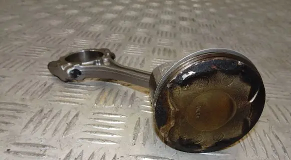 Toyota Yaris Piston with connecting rod