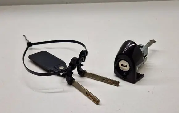 BMW X3 F25 Front door lock (next to the handle) 
