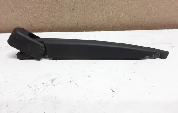 Nissan Qashqai+2 Rear wiper blade arm