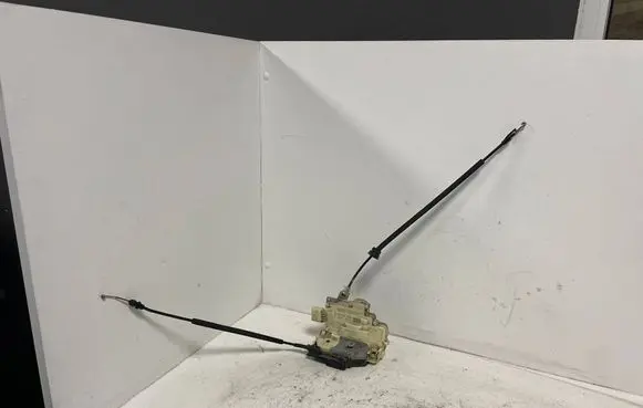 Volkswagen PASSAT B6 Front door lock 3C1837015A