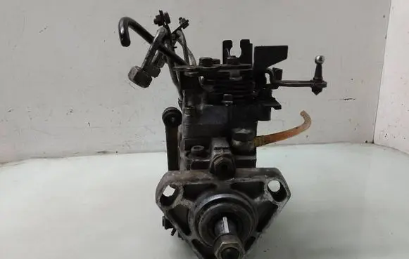 Audi 80 90 B2 Fuel injection high pressure pump 068130108