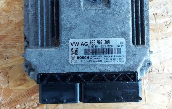 Volkswagen Golf VII Engine control unit/module 05E907309 0261S16449