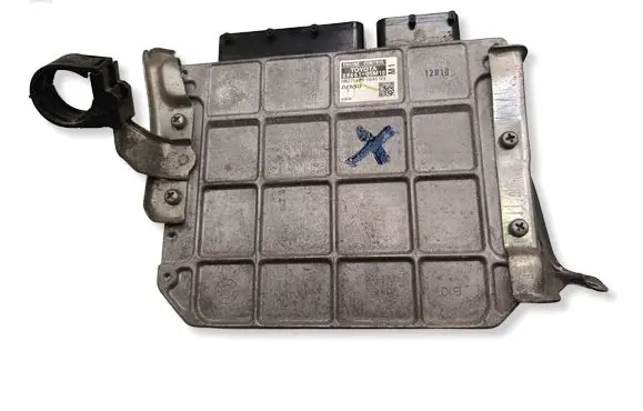 Toyota Avensis T270 Engine control unit/module 8966105M10 MB2756000680