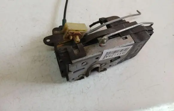 Opel Astra H Front door lock 13128111