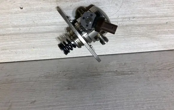 BMW 1 F70 Fuel injection high pressure pump 7934496