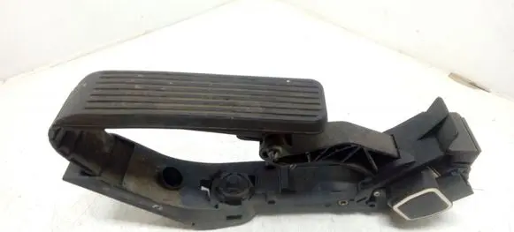 Mercedes-Benz CLS C219 Accelerator throttle pedal A2033010001