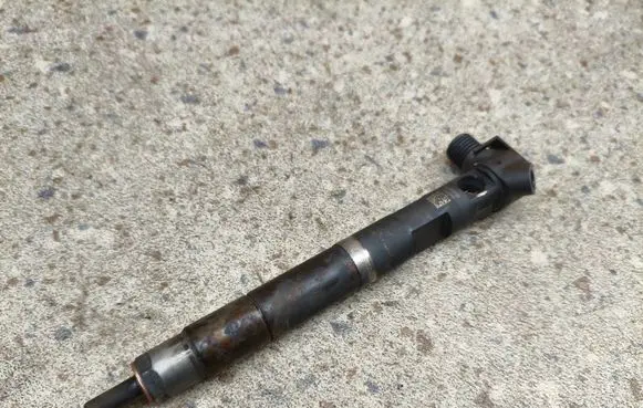 Mercedes-Benz C W205 Fuel injector 28308779 BP519LU5EA A6510703287