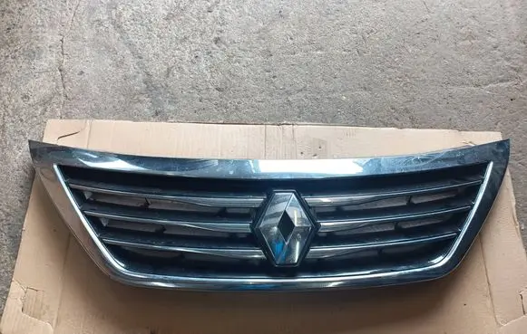 Renault Latitude (L70) Front bumper upper radiator grill 623109306R