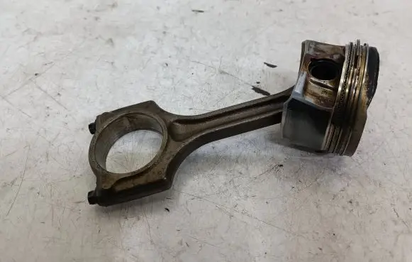 Peugeot 3008 I Piston with connecting rod