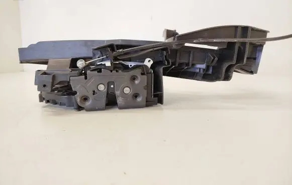 Volvo V70 Front door lock 30661072