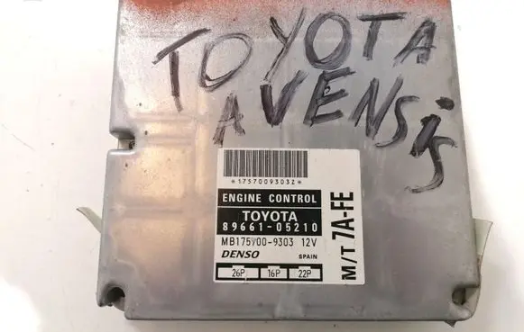 Toyota Avensis T220 Engine control unit/module 8966105210 MB1757009303
