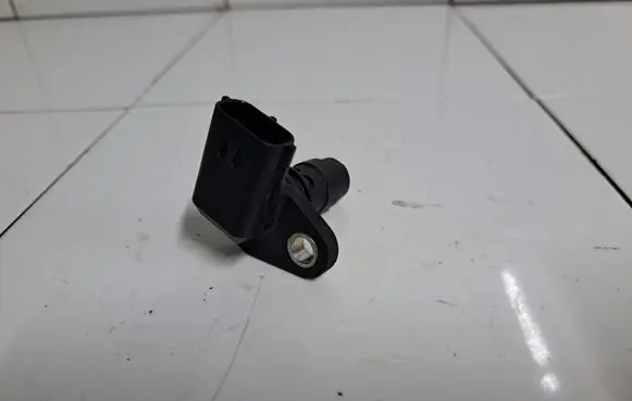 Volvo XC70 Camshaft position sensor 30713370