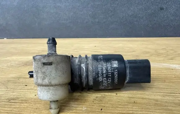 Opel Insignia A Windscreen/windshield washer pump 13250357