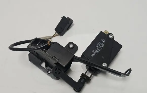 BMW 5 E39 Tailgate window lock/catch/latch 8238469 8384069