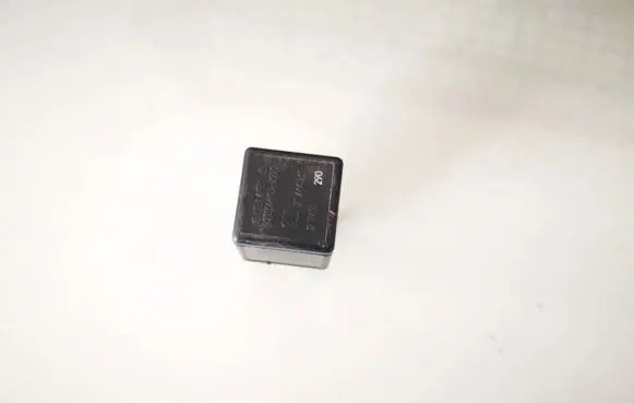 Opel Zafira A Other relay 90464760 v23134-k52-x220