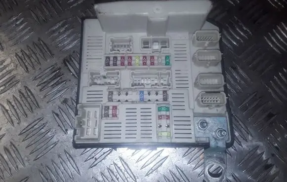 Renault Kangoo II Fuse module 8201044237 USMX61