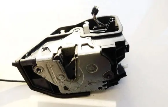 BMW X3 E83 Front door lock 7154619