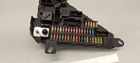 BMW 5 E60 E61 Fuse module 9138830