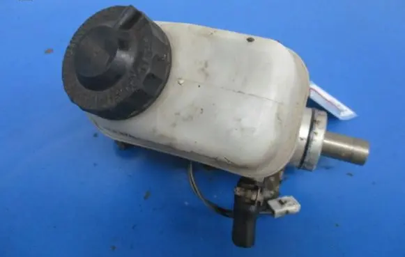 KIA Clarus Master brake cylinder