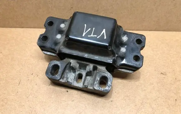 Volkswagen Touran I Engine mount bracket 1K0199555
