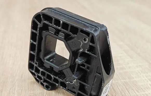 BMW X4 G02 Radiator mount bracket 8642754