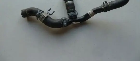 Volkswagen Touareg II Engine coolant pipe/hose 7P0121070K