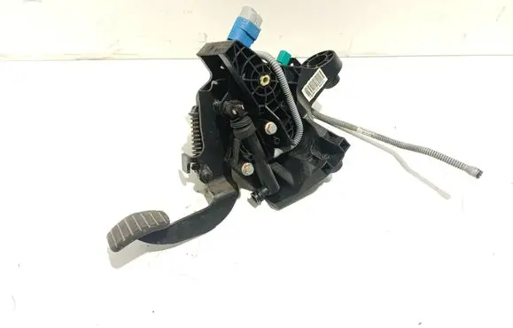 Opel Vivaro Clutch pedal 465038677R 81007095 93868409