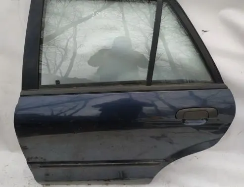 Mazda 323 Rear door melynos