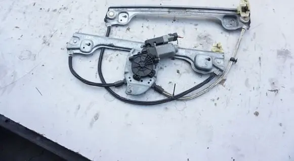Peugeot 1007 Front wiper linkage and motor