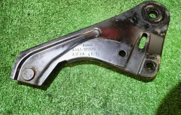 Ford Focus Muffler mount bracket/holder AV61101A8AF