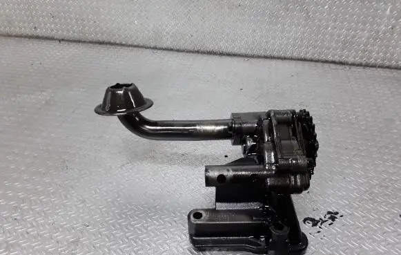 Volkswagen Touran I Oil pump 038115105C