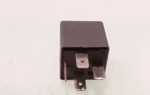 Volkswagen PASSAT B5 Other relay 8D0951253A V23134B52X301 373