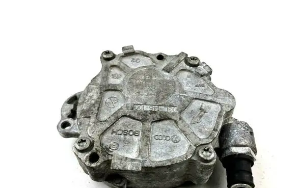 Volkswagen PASSAT B7 Vacuum pump 03L145100F