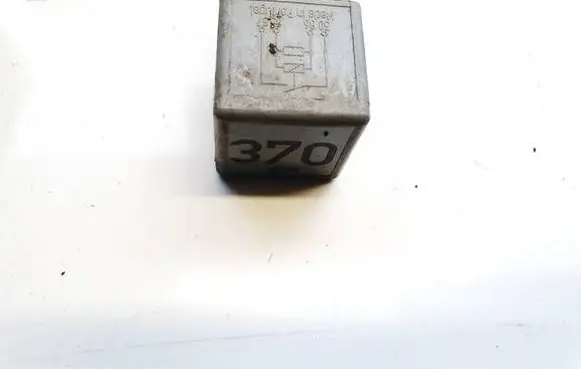 Volkswagen PASSAT B5.5 Other relay 8D0951253A v23134-j52-x300