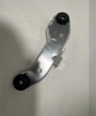 BMW 5 G30 G31 G38 Radiator mount bracket 7357220 51647357220