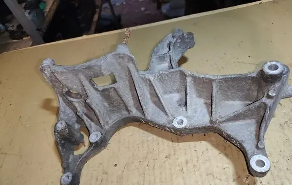 Jeep Grand Cherokee Engine mounting bracket