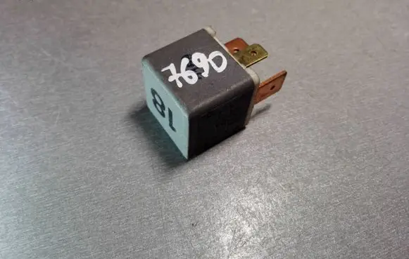 Volkswagen PASSAT B4 Other relay 191937503