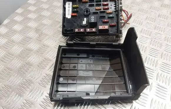 Volkswagen PASSAT B7 Fuse module 3C0937125A