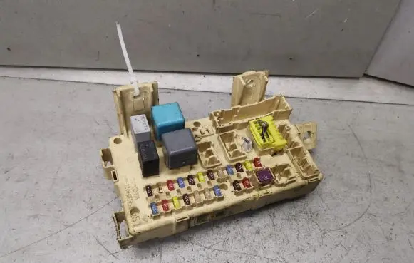 Toyota Avensis T250 Fuse module 82641CA010F
