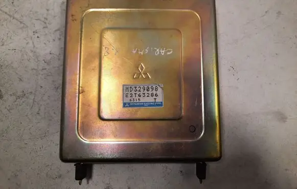 Mitsubishi Carisma Engine control unit/module E2T63286 MD329098