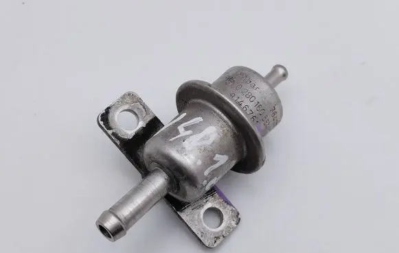 Volvo S40, V40 Fuel pressure regulator 9146761 0280160554